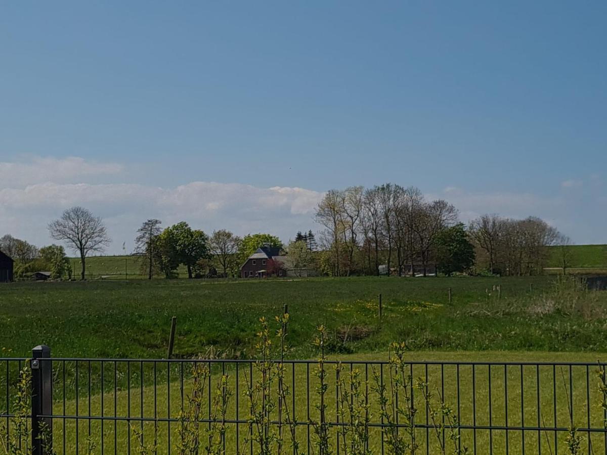 Watt'N Blick - Hundefreundliches Ferienhaus Mit Ausblick Ueber Die Wiesen Bis Zum Deich Schweiburg エクステリア 写真